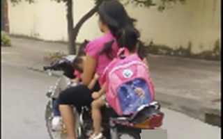 Clip: Người mẹ chạy xe máy bằng một tay, một tay bế con bú khiến người đi đường sợ hãi