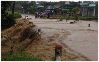 13 người chết và mất tích do mưa lũ ở miền Trung