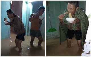 Bức ảnh cả gia đình đứng ăn mì tôm trong ngôi nhà ngập ở Quảng Bình khiến nhiều người xót xa