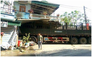 Bắc Kạn: Xe đầu kéo lao vào nhà dân, 2 người phụ nữ thiệt mạng