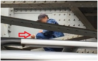 Hà Nội: Hãi hùng cảnh những con nghiện tiêm chích giữa ban ngày ở cầu Long Biên
