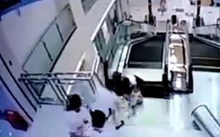 Video shock: Bàng hoàng cảnh mẹ cứu con trước khi bị kẹt trong thang cuốn