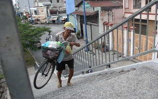 Vác xe lên cầu đi bộ trên đại lộ hiện đại nhất Sài Gòn 