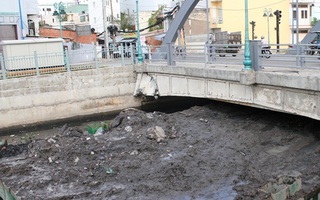 Sà lan hàng trăm tấn đâm hỏng cầu và kẹt dưới gầm cầu suốt 5 tiếng