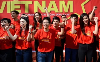 100 nghệ sĩ Việt hào hùng cùng "Những trái tim Việt Nam"