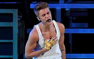 Justin Bieber ngất xỉu trên sân khấu vì khó thở