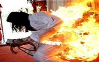 Mẹ quấn chăn tự thiêu cùng hai con, bi kịch trong căn nhà trống