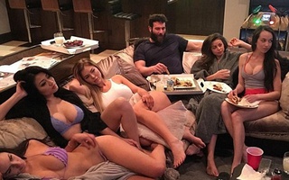 Cuộc sống ngập trong chân dài không khác ông trùm Playboy của tỷ phú giàu nhất nhì thế giới