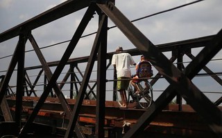 Những cây cầu huyết mạch ở Sài Gòn nghe tên là "sợ" đến nỗi người dân chỉ dám dắt xe qua