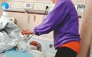 Gặp chồng "hú hí" với bồ, vợ tẩm xăng đốt tình địch nhưng sơ suất khiến chính mình và chồng bỏng nặng