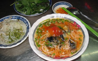 Lang thang ăn bún ốc ngày đầu xuân