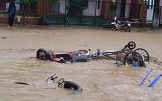 Vỡ đập ở Điện Biên, xe máy trôi khắp thị trấn