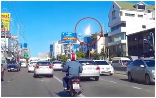 Thái Lan: Cầu lửa bí ẩn bất ngờ rơi xuống thủ đô Bangkok