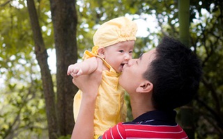 Khoảnh khắc ngọt ngào của các ông bố khi chơi với con