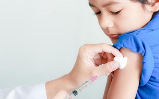 12 mũi tiêm phòng quan trọng cho con mẹ cần nhớ