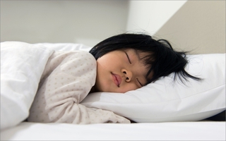 Con vào lớp 1, giờ đi ngủ tốt là từ 7h đến 7h30 tối!