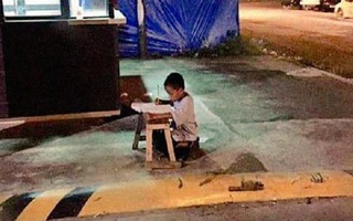 Bức ảnh gây sốt toàn thế giới đã làm thay đổi cuộc đời cậu bé vô gia cư