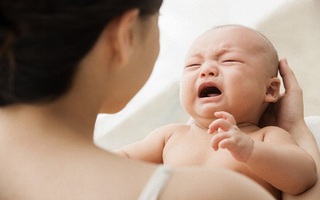 Sững người nhìn vợ nửa đêm ngồi cười với búp bê 