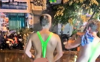 Gái Việt, trai Tây mặc như không dạo phố Hà Nội
