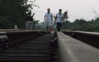 Người dân liều mình tập thể dục trên đường... ray xe lửa