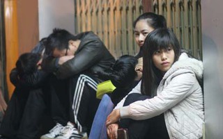 Người dân thức thâu đêm, ngủ vỉa hè chờ mua vé xe Tết