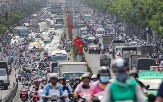 Người Sài Gòn rục rịch đi nghỉ lễ, cửa ngõ thành phố tắc nghẽn