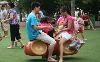 Phụ huynh tranh giành sân chơi với trẻ nhỏ tại công viên đẹp nhất Hà Nội