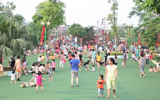 Công viên miễn phí đẹp nhất Hà Nội đông nghịt trẻ nhỏ ngày hè
