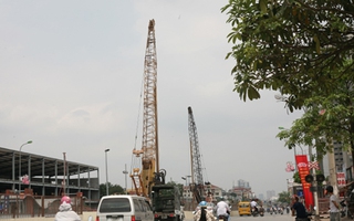 Cần cẩu, máy xúc ngổn ngang trên tuyến metro vừa xảy ra tai nạn