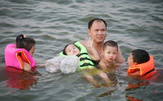 Nắng nóng đỉnh điểm, hồ Linh Đàm thành bãi tắm