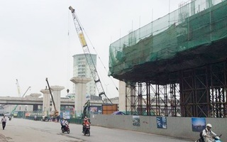 Hà Nội: Thanh sắt nặng cả chục kg rơi trúng ô tô tại tuyến đường sắt Cát Linh - Hà Đông