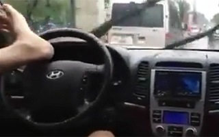 Hà Nội: Nam thanh niên điều khiển ô tô bằng chân giữa đường đông người gây sốc