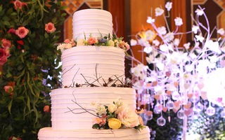 Hà Nội: Chiêm ngưỡng chiếc bánh cưới khổng lồ, đẹp "long lanh"