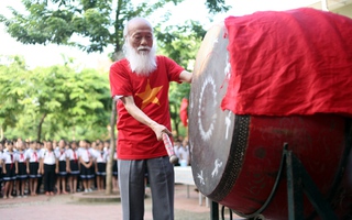 Xúc động với bài nói chuyện đầy ý nghĩa của thầy Văn Như Cương trong lễ khai giảng 