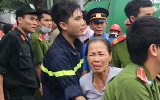 Vụ sập nhà cổ ở Hà Nội: Người nhà nạn nhân khóc ngất khi nghe tin dữ 
