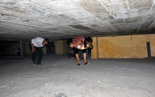 Khó tin chuyện muốn ra vào chung cư, phải... chui, bò qua tầng thượng