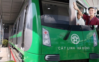 Người dân Thủ đô vui mừng khi lần đầu được "trải nghiệm" tàu đường sắt đô thị  
