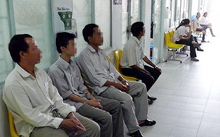 Quý ông hối hả tút tát "súng ống" chiều vợ