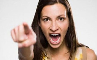 Bị vợ đánh túi bụi giữa đường khi không chăm vợ ốm