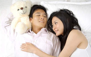 "Anh còn dám sờ soạng em không?"