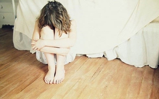 Mẹ chồng năm lần bảy lượt quỳ gối xin đón con dâu về lại nhà