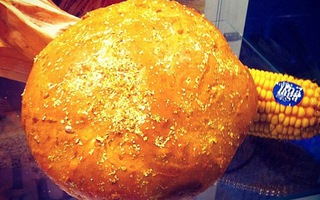 Ổ bánh mì đắt đỏ được bao phủ bởi... vàng