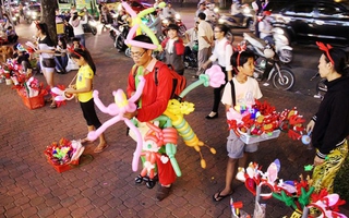 Đồ chơi Noel lấp lánh sắc màu khắp hè phố Sài Gòn