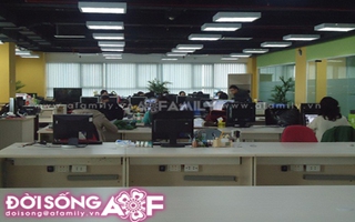 Công sở vắng vẻ trong ngày làm việc cuối cùng