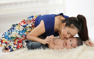 Mê tít vẻ kháu khỉnh của quý tử nhà MC Thanh Thảo Hugo