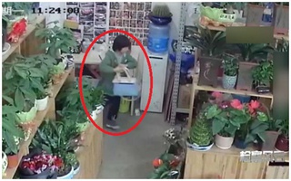 Được mẹ cho đi "làm thuê", đứa trẻ 7 tuổi này kiếm về 15 triệu/tháng và sự thật khó ngờ