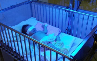 Bé sơ sinh bị mẹ cắn đứt rời đốt ngón tay cho dễ nuôi?