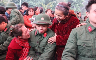 Hình ảnh xúc động của các thanh niên Hà nội trước giờ lên đường nhập ngũ 
