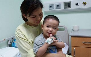 Hai mẹ con bị mảng vữa ở trần BV Nhi Trung Ương rơi trúng bàng hoàng kể lại sự việc