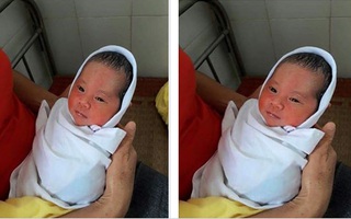 Bé trai sơ sinh bị bỏ rơi trong làn nhựa giữa trời mưa